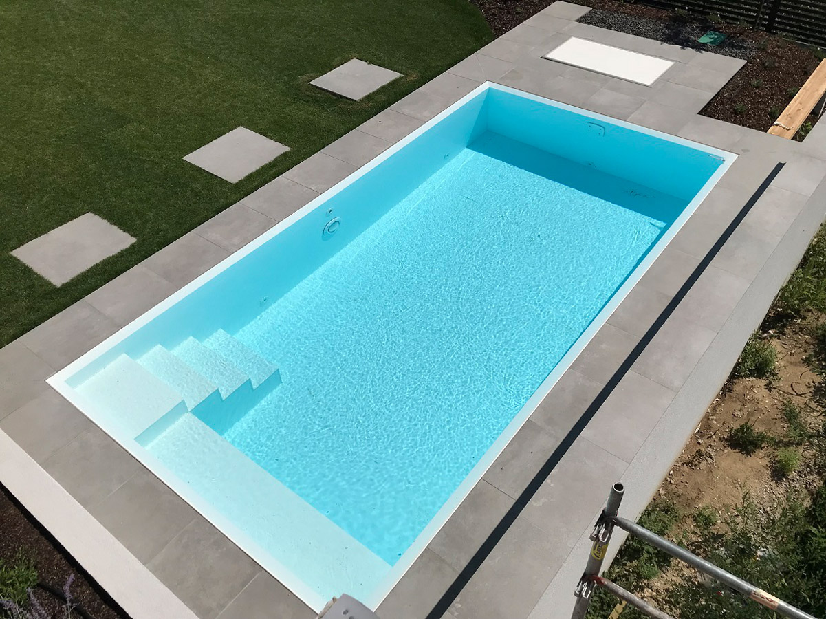 Pool mit Pflasterung